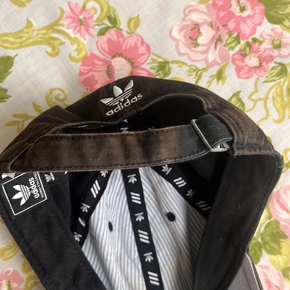 Distressed adidas’s top - Picture 9 of 9